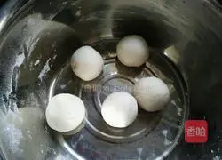 Illustration of making glutinous rice flour sesame cake 2