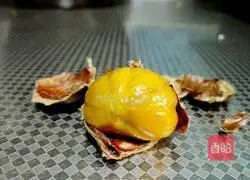 Illustration of how to roast chestnuts in an electric pan 4