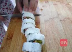 Illustration of how to make sushi rolls 10