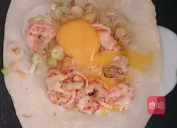 Illustration of how to make shrimp and egg burritos 4