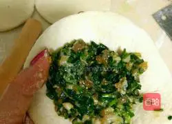 Illustration of how to make leek and pork pancakes 3