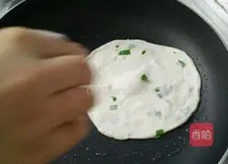 Illustration of how to make scallion oil hand cake 15