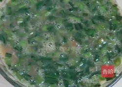 Illustration of how to make water spinach and lean meat omelette 3