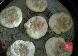 Illustration of how to make crispy five-spice sesame cake 9