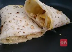 Illustration of how to make shrimp and egg burritos 9