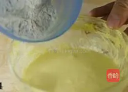 Illustration of how to make egg white crisps 4
