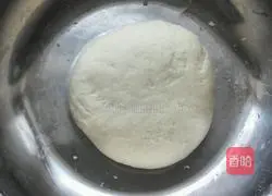 Illustration of how to make spicy scallion pancake 3