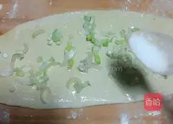 Illustration of how to make crispy green onion pancake 5