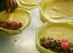 Illustration of how to make pot sticker sushi 3