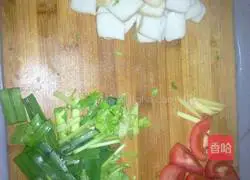 Illustration of how to make tomato fried fish cakes 1