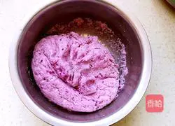 Illustration of how to make purple potato dough cake 4