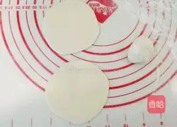 Illustration of how to make dumpling skin scallion pancakes 4