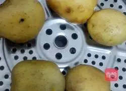 Illustration of how to make pan-fried potato pancakes 1