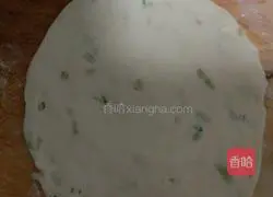 Illustration of how to make green onion pancake 6