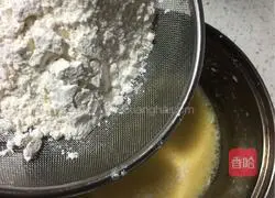 Illustration of how to make meat floss cake rolls 2