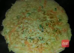 Illustration of how to make carrot, egg and scallion pancakes 7