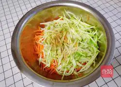 Illustration of how to make shrimp and vegetable egg pancakes 4