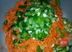 Illustration of how to make carrot, egg and scallion pancakes 3