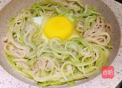 Illustration of how to make noodles and egg pancakes 10