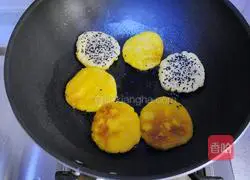 Illustration of how to make fried sweet potato cakes 13