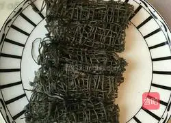 Illustration of how to make oatmeal banana walnut sauce net cake 6