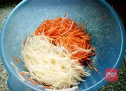 Illustration of how to make carrot and potato shredded cake 1