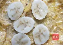 Illustration of how to wrap banana slices in egg pancakes 4