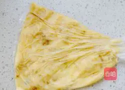 Illustration of how to make banana egg pancake 2