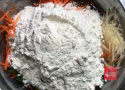 Illustration of how to make carrot and egg pancake 4