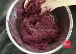 Illustration of how to make steamed purple potato cakes 2