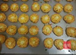 Illustration of how to make shredded coconut jam shortbread 9