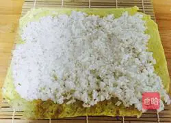 Illustration of how to make egg skin sushi 10