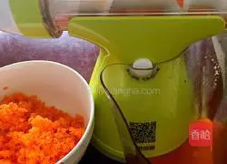 Illustration of how to make carrot and egg pancakes 2