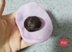 Illustration of how to make glutinous rice cakes with purple sweet potato and bean paste 13