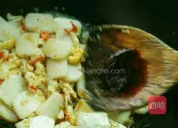 Illustration of how to make fried rice cakes with eggs 9