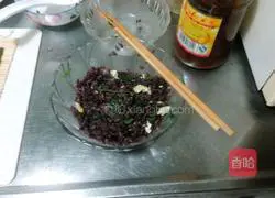 Illustration of how to make tomato, caviar and purple rice sushi 4