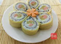 Illustration of how to make egg-skin cherry blossom sushi roll 10