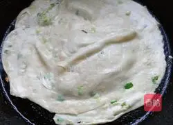 Illustration of how to make hot scallion pancake 10