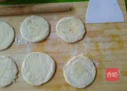 Illustration of how to make scallion pancakes 9
