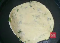 Illustration of how to make pepper, salt, oil and scallion pancakes 7