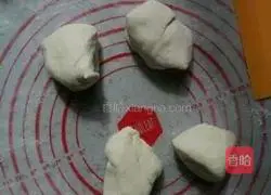 Illustration of how to make scallion pancake 4