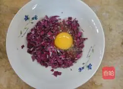 Illustration of how to make peanut and purple cabbage pancakes 7