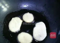 Illustration of how to make banana egg pancake 6