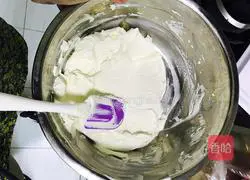 Illustration of how to make eight-inch children's whipped cream decorated cake 3