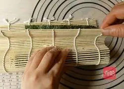 Illustration of how to make fruit and vegetable duck egg sushi rolls 13