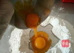 Illustration of how to make jujube egg yolk cake 5