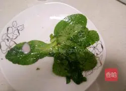 Illustration of how to make fish and scallion pancakes 1