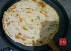 Illustration of how to make scallion pancakes 9