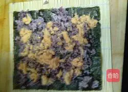 Illustration of how to make black rice and meat floss sushi 2