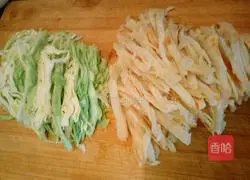 Illustration of how to make cabbage and egg fried pancakes 1